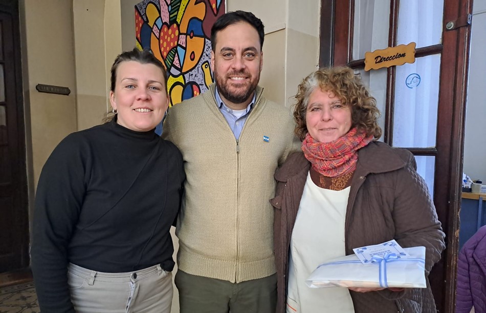 «La que nos une»: Germán Bacarella obsequió banderas argentinas a establecimientos educativos