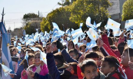 Los alumnos de 4to. grado prometieron «defender, respetar y amar» a nuestra Bandera