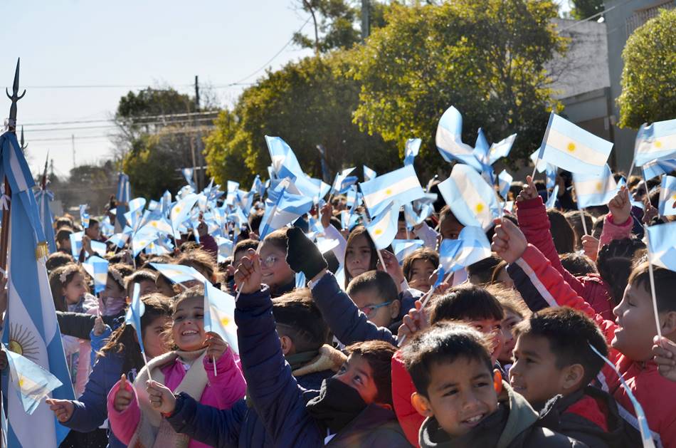 Los alumnos de 4to. grado prometieron «defender, respetar y amar» a nuestra Bandera