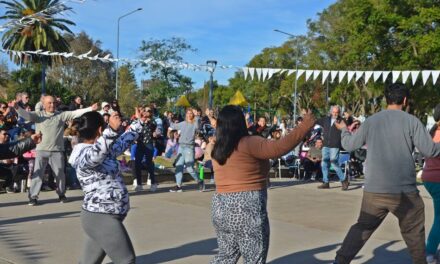 Este domingo, la Plaza de la Mujer se transformó en «PLAZA PATRIA» vestida en celeste y blanco
