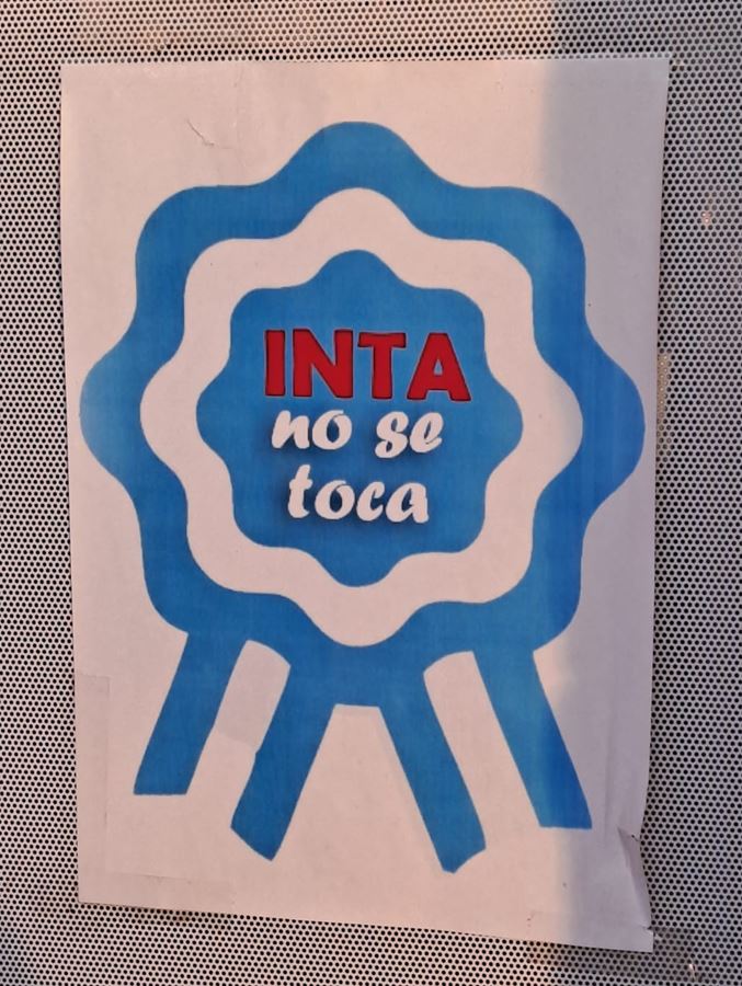 Uno de los carteles en la puerta de la entidad.