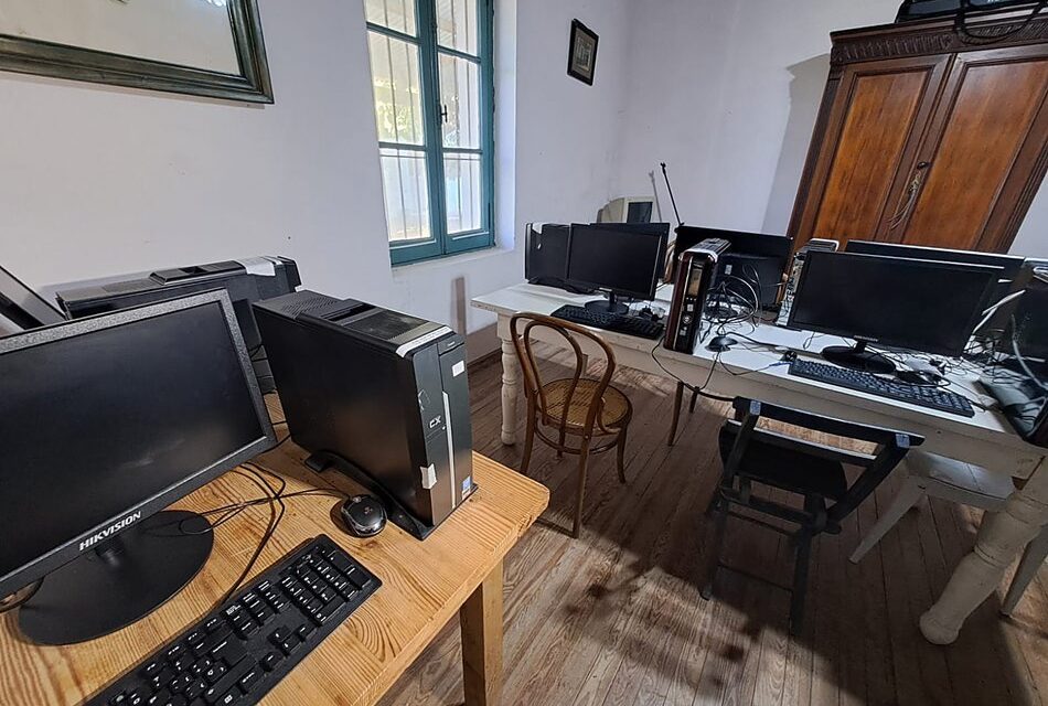La Biblio cuenta con renovada sala de computación y nuevos eventos: el sábado 28 toca Joana Carrasco