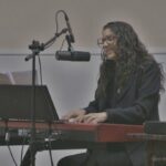 Joana Carrasco presentó su disco «YA» en la Biblio