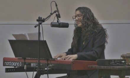 Joana Carrasco presentó su disco «YA» en la Biblio