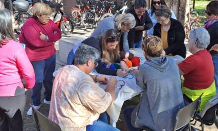 Comenzó actividad de Bordado Colectivo en el Punto Violeta: será cada 15 días
