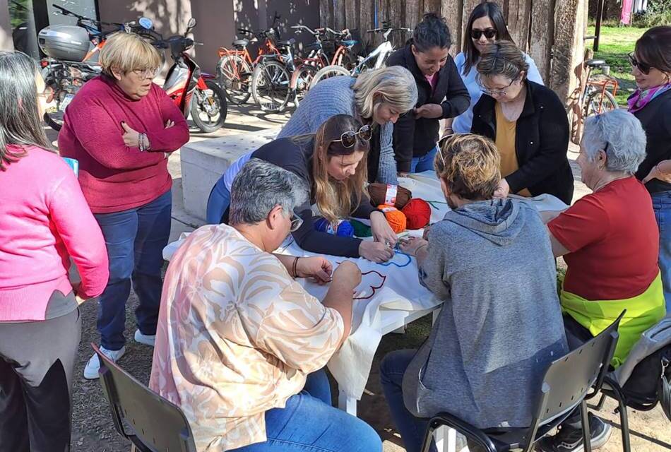 Comenzó actividad de Bordado Colectivo en el Punto Violeta: será cada 15 días