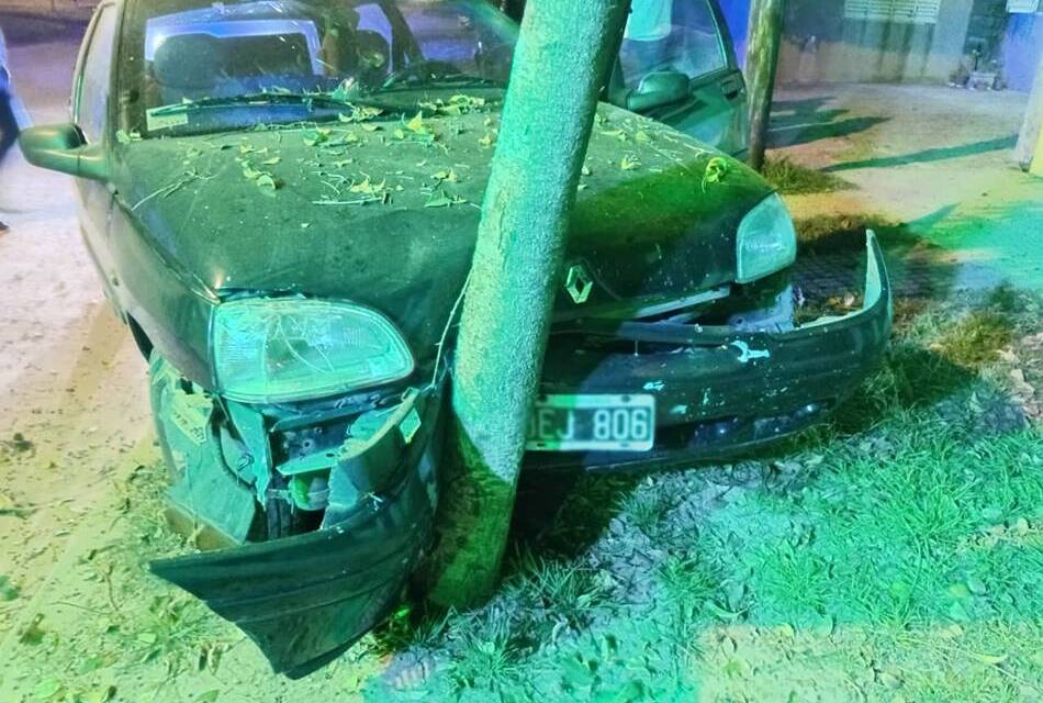 Choque de auto contra un árbol y otros policiales de Gálvez y la región