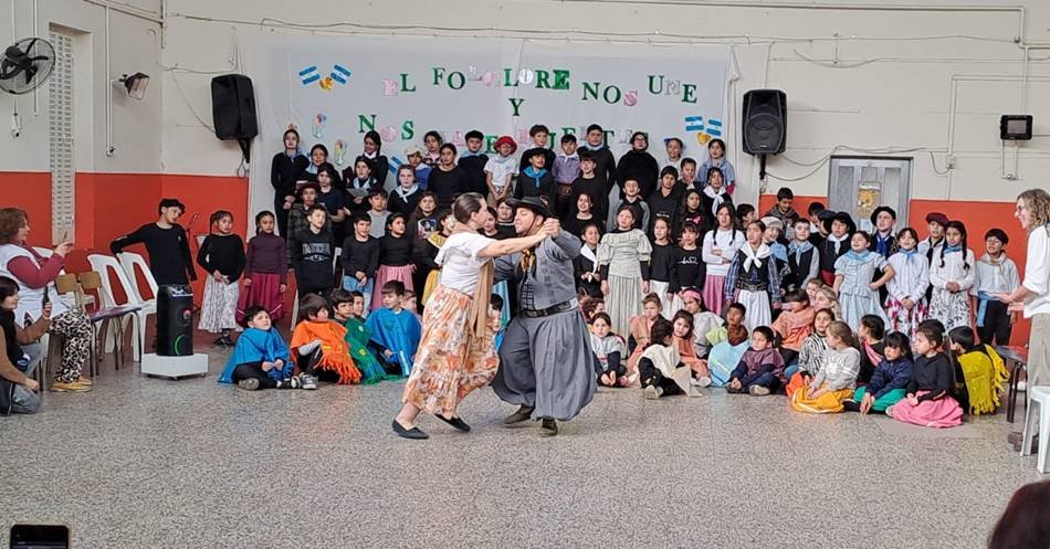 En el Día del Folklore, la Escuela Nro. 6035 realizó jornada abierta honrando nuestras raíces litoraleñas