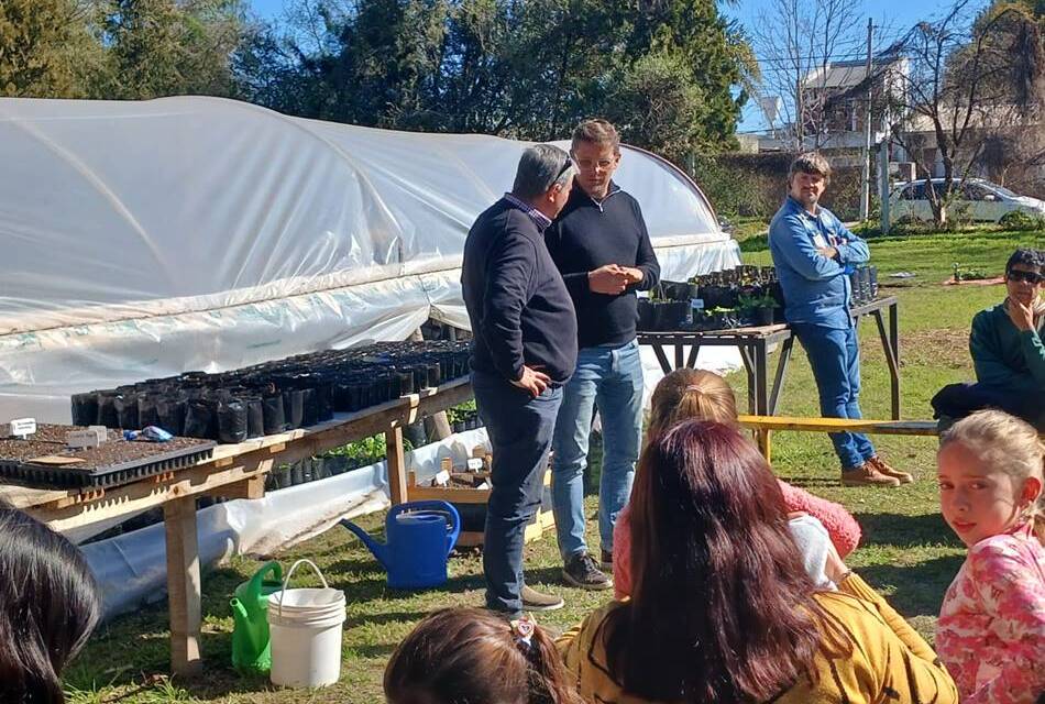 Municipio: jornada en honor a la Madre Tierra trabajando en el Vivero junto a agrupaciones ambientalistas