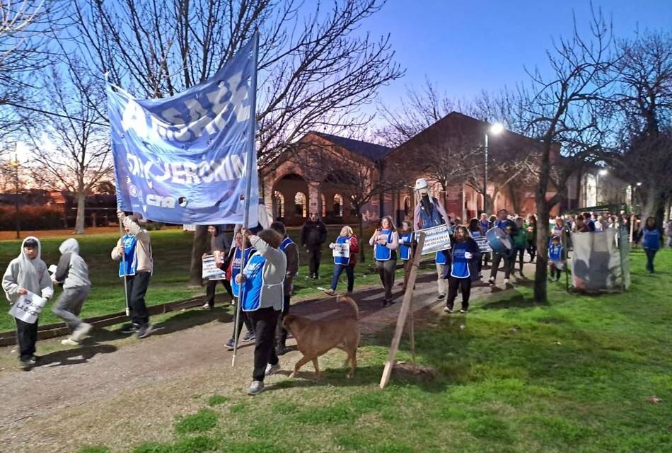 Marcha de antorchas docente en la ciudad: «Le decimos basta a un gobierno que nos miente desde el día de las elecciones»