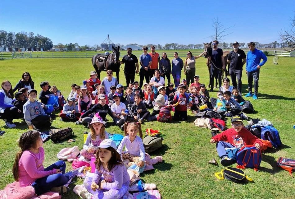 Primer Grado de la Escuela Nro. 6034 conoció cómo trabaja el Centro de Equinoterapia