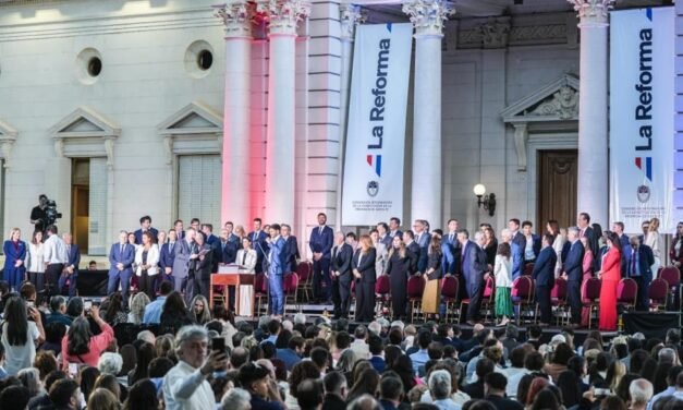 Autoridades de los tres poderes, representantes de la sociedad civil y vecinos ya juraron la nueva Constitución