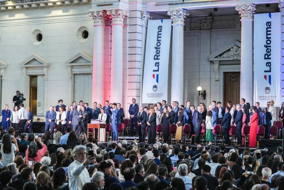 Autoridades de los tres poderes, representantes de la sociedad civil y vecinos ya juraron la nueva Constitución