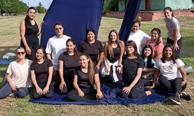 Cerrando el cuatrimestre, 3ro. del Profesorado de primaria e inicial del ISPI 9133 realizó una actividad artística en espacio público