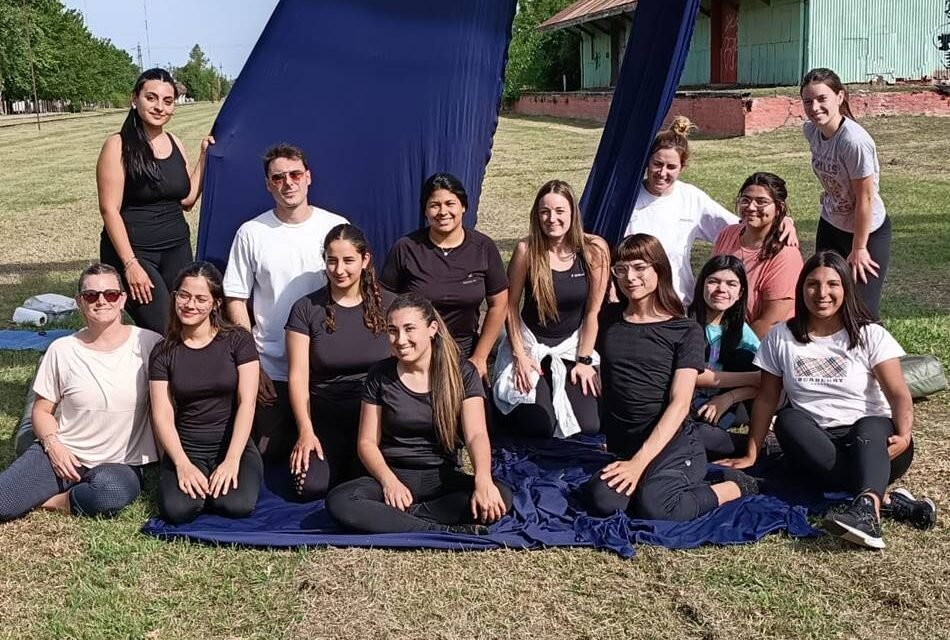 Cerrando el cuatrimestre, 3ro. del Profesorado de primaria e inicial del ISPI 9133 realizó una actividad artística en espacio público