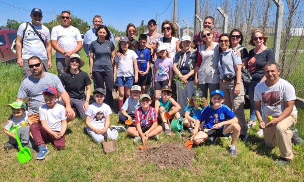 Alumnos de Tercer Grado del Calvario, plantaron árboles nativos frente al futuro Centro de Entrenamiento de Bomberos