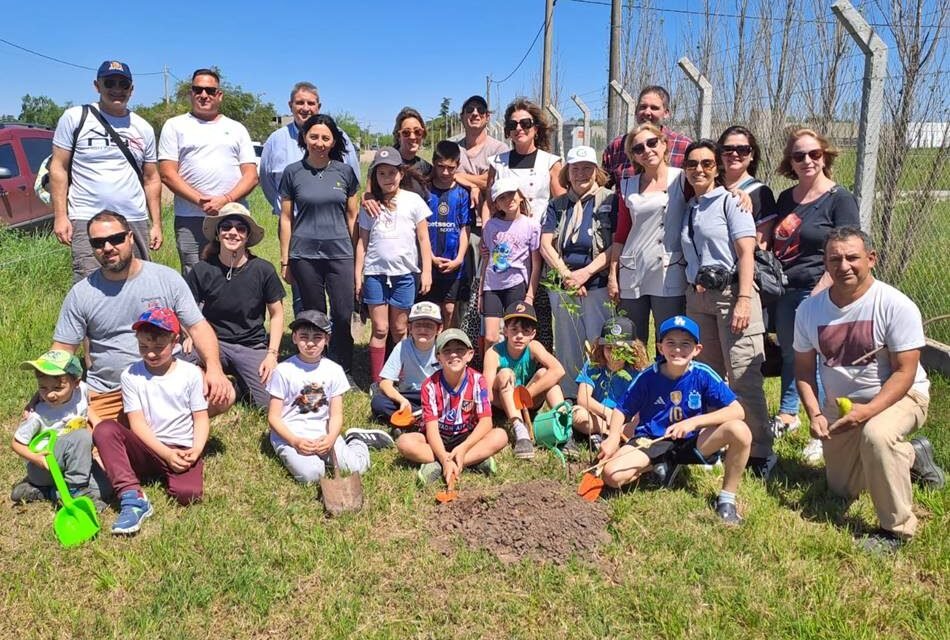 Alumnos de Tercer Grado del Calvario, plantaron árboles nativos frente al futuro Centro de Entrenamiento de Bomberos