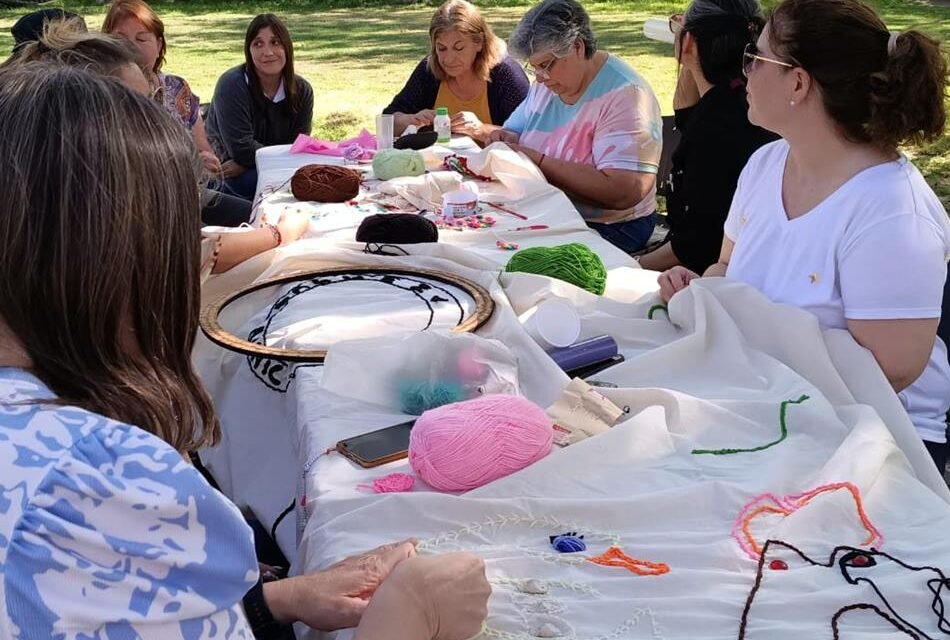 Octubre Rosa: con charla junto al grupo de Bordado Colectivo, comenzaron las actividades programadas desde el Municipio