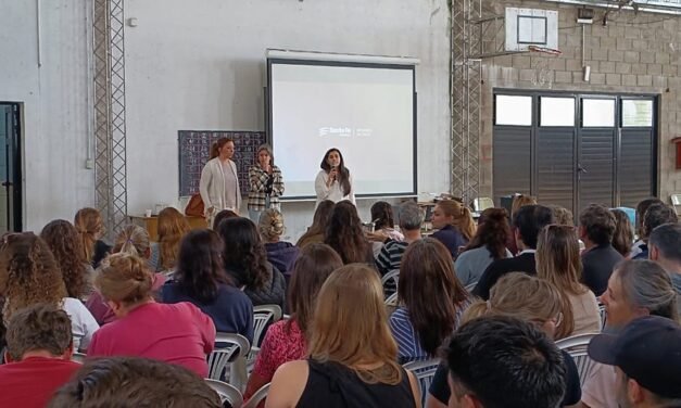 Docentes y no docentes del nivel secundario, se capacitan en Salud Mental en la Escuela de Comercio