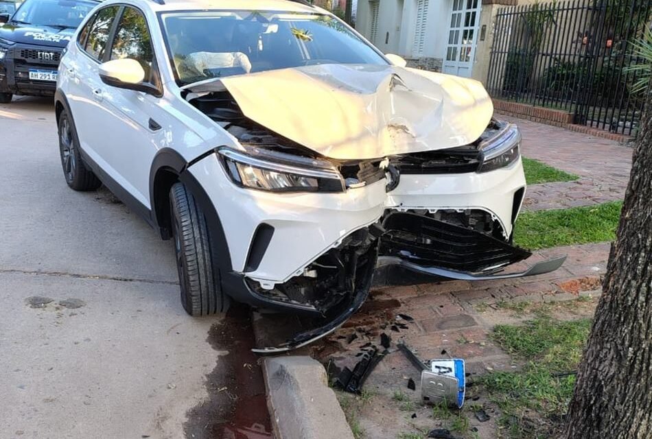 Policiales: Chocó contra un árbol y resultó ileso