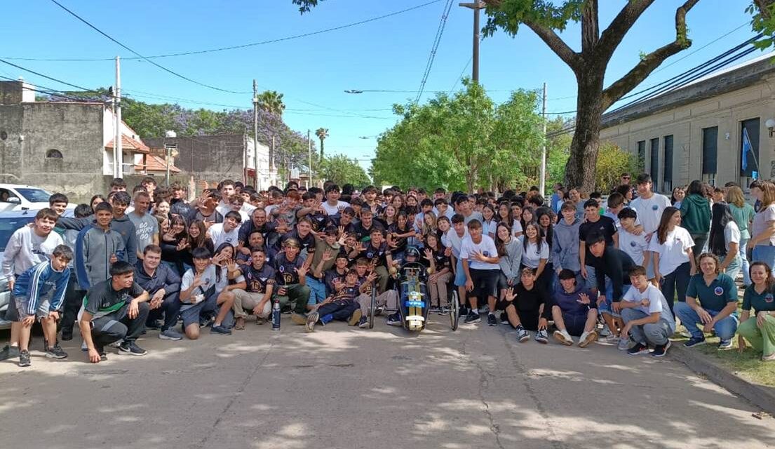 El equipo de la EETP 456 presentó por las calles, el auto con el que resultó quinto en el DESAFÍO ECO YPF 2025