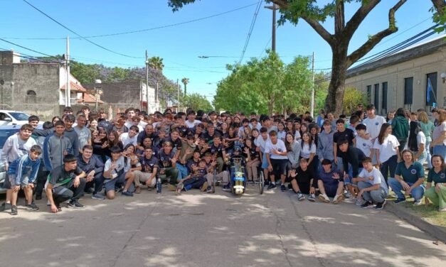 El equipo de la EETP 456 presentó por las calles, el auto con el que resultó quinto en el DESAFÍO ECO YPF 2025