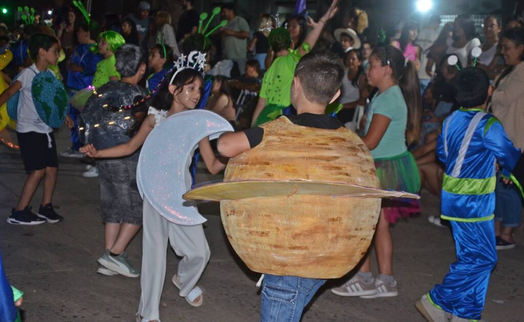 Este viernes, y en la Avda. de Mayo, hubo Estudiantina y «FIESTA EN LA TIERRA»