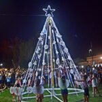 Se encendió el arbolito de Navidad, y este año también brilla el árbol de las 5 Esquinas