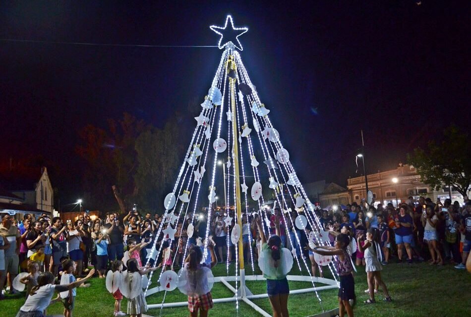 Se encendió el arbolito de Navidad, y este año también brilla el árbol de las 5 Esquinas