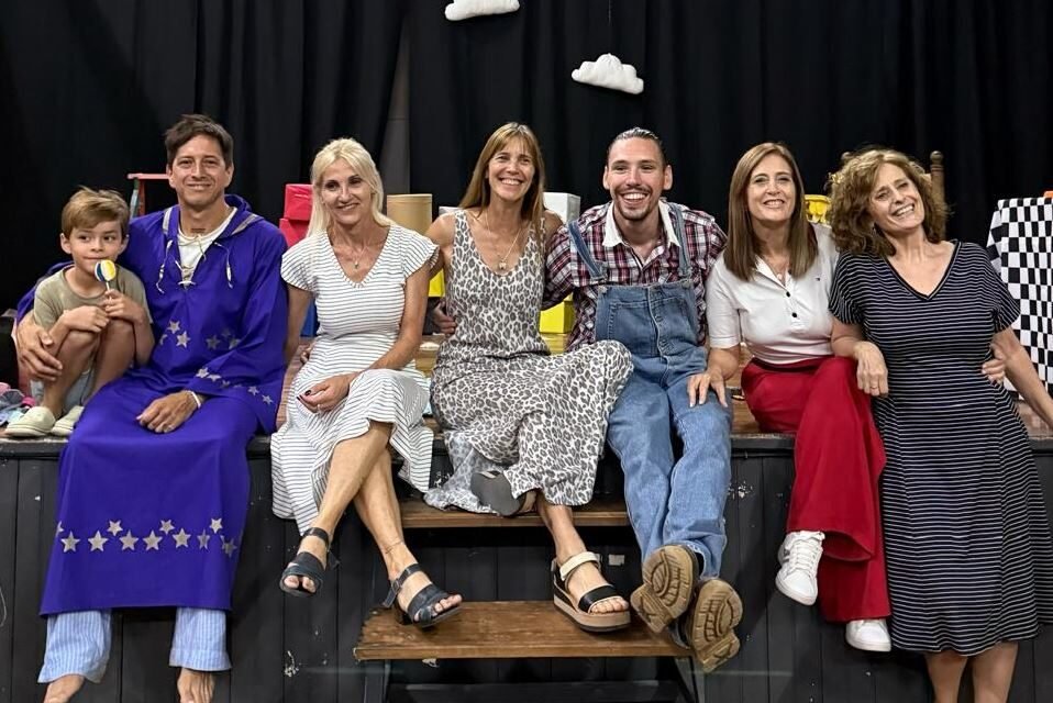 Betina Ortiz y MasCaritas, presentaron «cuentos vivos» para niños en la Biblioteca