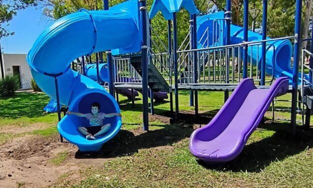 Habilitaron un nuevo juego para niños en la Plaza de las Madres, en lo que es el inicio de la renovación de ese espacio