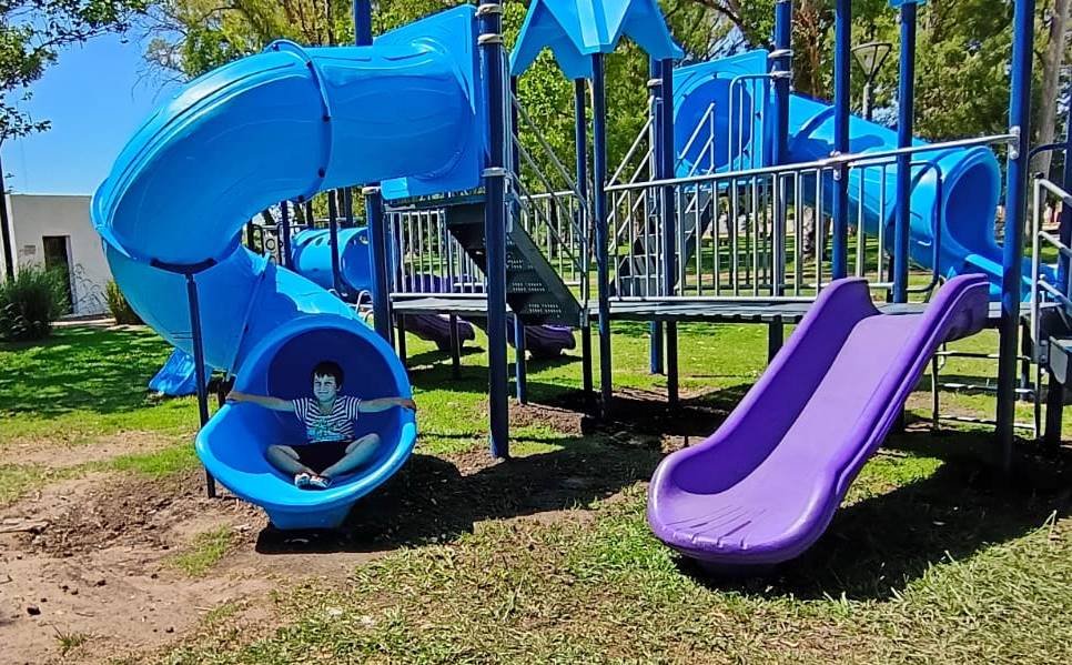 Habilitaron un nuevo juego para niños en la Plaza de las Madres, en lo que es el inicio de la renovación de ese espacio