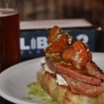 Las propuestas de Cervecería «LIRBA» en diciembre: nueva carta de verano, despedidas y taller intensivo de canto este sábado 6