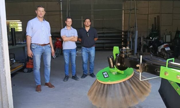 El Municipio presentó un nuevo implemento para mantenimiento de cordón cuneta, desarrollado junto a INGENIERÍA IT