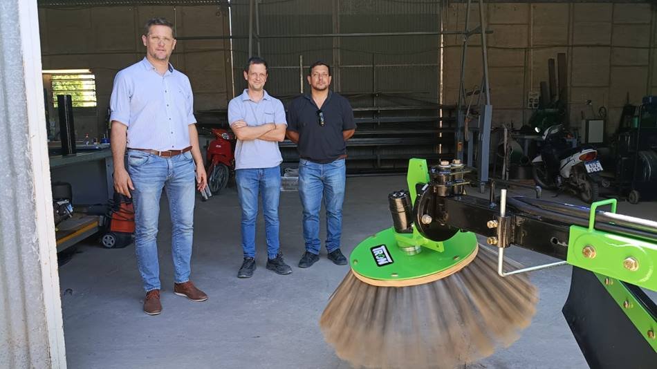 El Municipio presentó un nuevo implemento para mantenimiento de cordón cuneta, desarrollado junto a INGENIERÍA IT