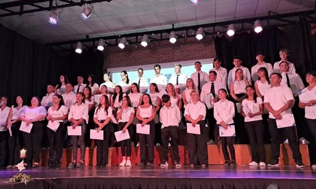 Graduaciones: recibió sus diplomas de finalización de estudios, la promo 2025 de la EEMPA nro. 1304