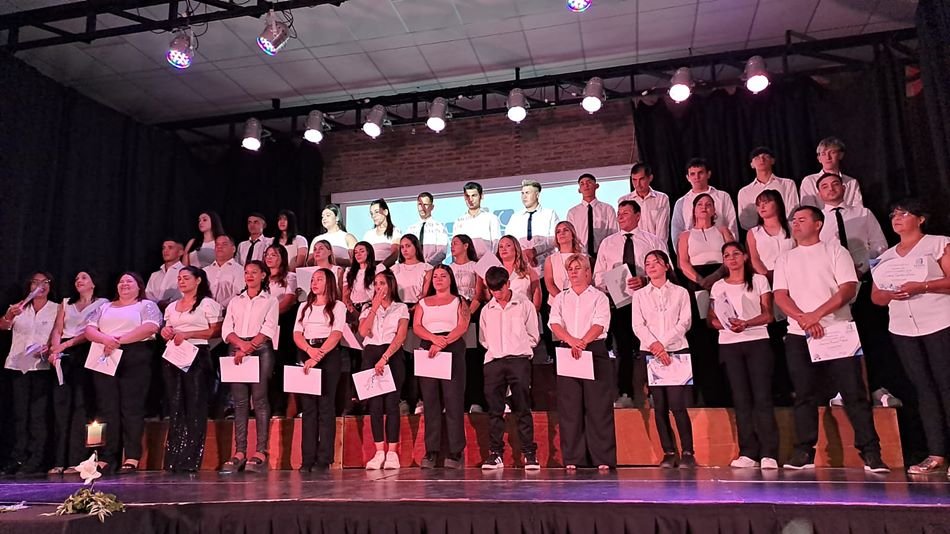 Graduaciones: recibió sus diplomas de finalización de estudios, la promo 2025 de la EEMPA nro. 1304
