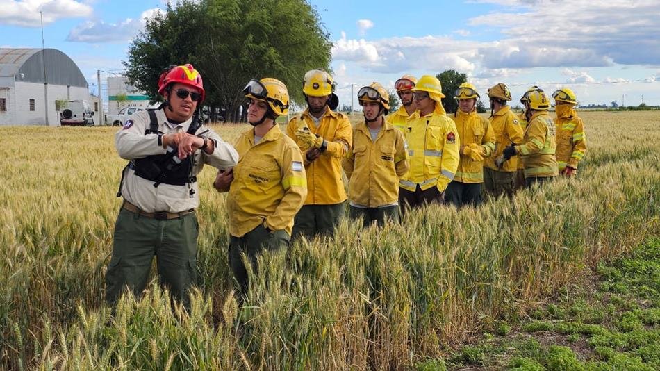 Brigadistas santafesinos se capacitaron en Gálvez en el uso seguro y la coordinación de medios de transporte aéreos