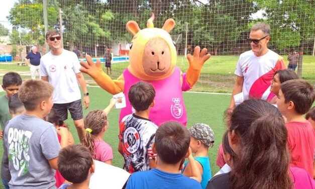 Como anticipo de los Juegos Suramericanos, su mascola «Capi» visitó las Escuelas de Verano de la ciudad