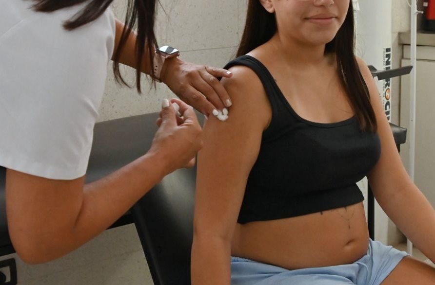 En toda la provincia, se inició la vacunación contra el virus sincicial respiratorio como estrategia de cuidado integral durante el embarazo