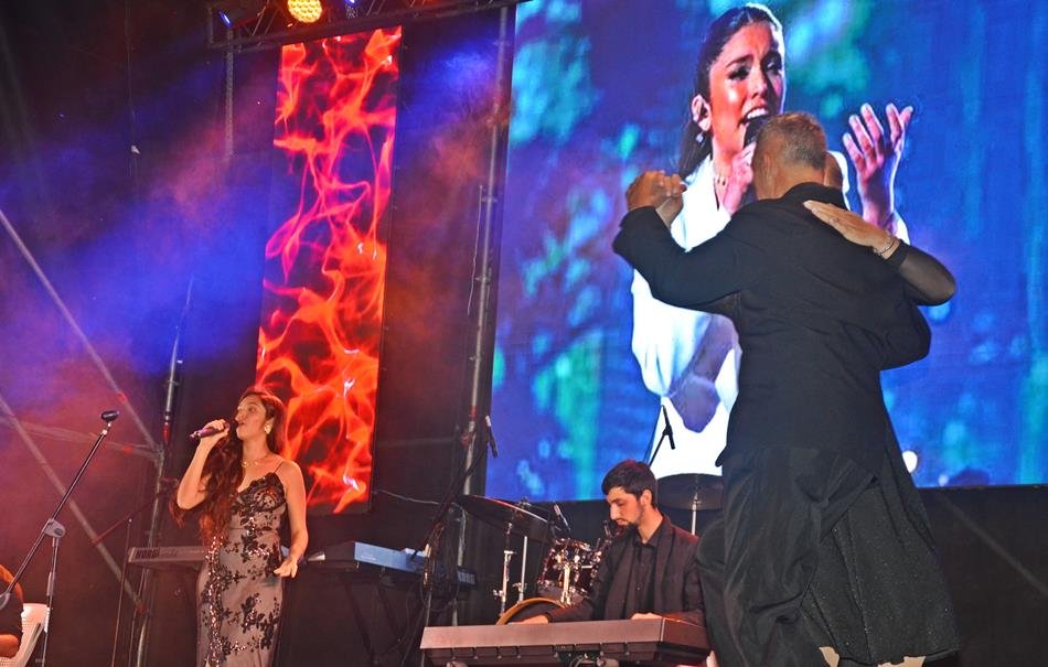 Gálvez de fiesta: comenzó Colectividades a ritmo del tango y Queen