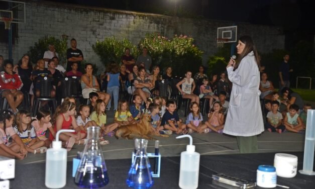 Los peques que ingresan a Primero, recibieron kits escolares de la mutual del C.A.Argentino y jugaron con ciencia en familia
