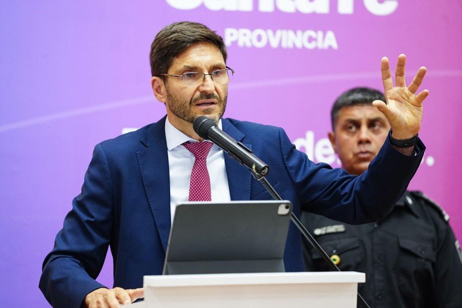 Pullaro realizó una serie de anuncios para las fuerzas de seguridad y se levantó la protesta frente a la UR II