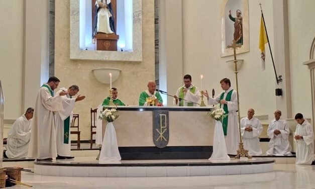 El padre Salvador Zinícola asumió oficialmente como nuevo párroco en ceremonia presidida por mons. Fenoy