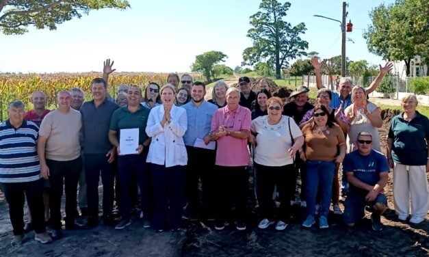 Campo Piaggio firmó con Provincia el convenio para ripiar su acceso, una obra «ansiada hace muchísimos años»