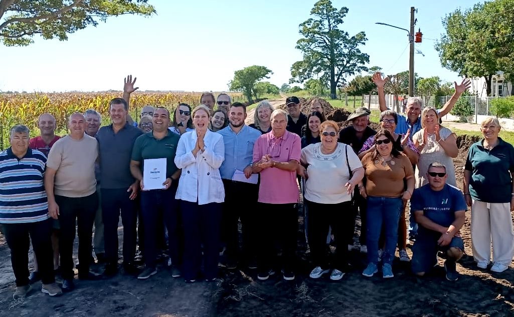 Campo Piaggio firmó con Provincia el convenio para ripiar su acceso, una obra «ansiada hace muchísimos años»