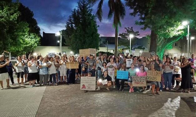 Docentes autoconvocados reclamaron en la ciudad «por mejoras salariales y el no retroceso de los derechos laborales»