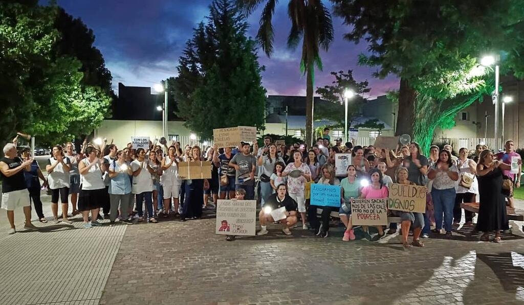 Docentes autoconvocados reclamaron en la ciudad «por mejoras salariales y el no retroceso de los derechos laborales»