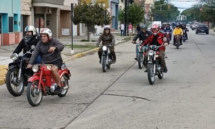 Pasó por Gálvez la segunda Movida Interdepartamental de la Moto Antigua