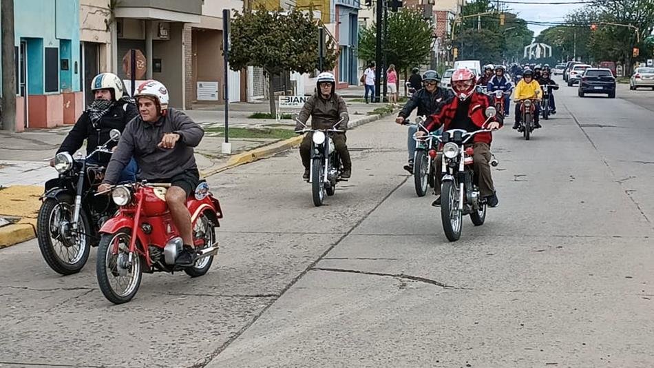 Pasó por Gálvez la segunda Movida Interdepartamental de la Moto Antigua